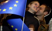 A young couple celebrates the Czech Republic's EU accession on Prague's Charles Bridge on 1 May 2004. (© picture-alliance/dpa/Rene_Volfik)