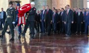 Erdoğan laying a wreath at the Atatürk Mausoleum. (© picture alliance / ZUMAPRESS.com / Tunahan Turhan)