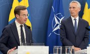 İsveç Başbakanı Ulf Kristersson (solda) ve NATO Genel Sekreteri Jens Stoltenberg 24 Ekim'de Stockholm'de düzenlenen bir basın toplantısında. (© picture alliance/Anadolu/Atila Altuntas)