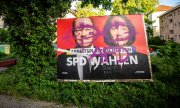 Ein beschmiertes Plakat mit SPD-Kandidatin Katarina Barley und Kanzler Olaf Scholz. (© picture alliance/dpa/Michael Kappeler)