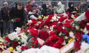 Hommages rendus aux victimes, le 24 mars, devant le Crocus City Hall. (© picture alliance / ASSOCIATED PRESS/Vitaly Smolnikov)