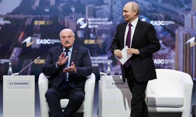 Лукашенко не дает сесть на стул путину