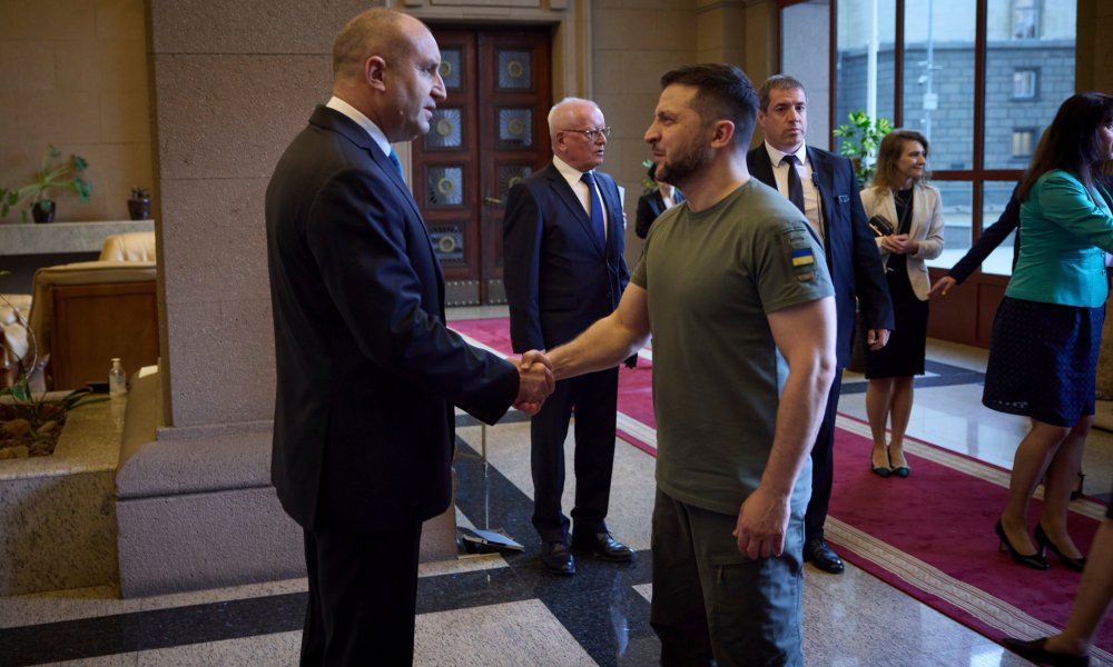 Zelensky in Bulgaria: ambivalent handshakes | eurotopics.net