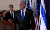Israels Premier Netanjahu und US-Außenminister Blinken (hinten) am 12. Oktober im israelischen Verteidigungsministerium. (© picture alliance / ASSOCIATED PRESS / Jacquelyn Martin)