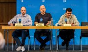 Vladimir Kara-Mursa, Andrei Pivovarov ve İlya Yaşin (soldan sağa) Bonn'daki basın toplantısında. (© picture-alliance/dpa)