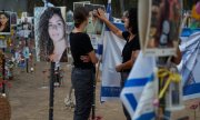 Mourners at the site of the Supernova Sukkot Gathering, where hundreds of people were murdered and dozens abducted by Hamas on 7 October 2023. (© picture alliance / ASSOCIATED PRESS / Ariel Schalit)