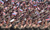 Soldats nord-coréens acclamant Vladimir Poutine, lors de sa visite officielle à Pyongyang, le 19 juin 2024. (© picture alliance / Picvario / Komsomolskaya Pravda)