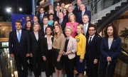 Ursula von der Leyen (front, fourth from right), with the new commissioners after their confirmation by the European Parliament (© picture alliance/dpa / Philipp von Ditfurth)