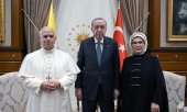 Pope Leo XIV with Turkish President Recep Tayyip Erdoğan and his wife Emine Erdoğan.(© picture-alliance/Hans Lucas/Vatican Media)