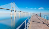 The twelve-kilometre-long Vasco da Gama Bridge over the Tagus River, near Lisbon (© picture-alliance/ Zoonar / Roman Smirnov)