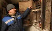 An electrician carries out repairs on a burnt-out switch box in a residential building in Dnipro. (© picture alliance / Photoshot)