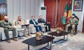 Assimi Goïta (right), leader of the military junta in Mali, with the Russian ambassador to Mali, Igor Gromyko (second from right), and other military and diplomatic representatives at the presidential palace in Bamako on Tuesday, 28 April 2026. (© picture alliance / ASSOCIATED PRESS / Uncredited)