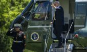 Donald Trump before his flight to Bejing. (© picture alliance / Consolidated News Photos/Bonnie Cash - Pool via CNP)