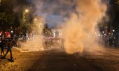 Rioting on the Champs-Élysées in Paris. (© picture alliance / SIPA/ Nael Chahine/MEI)