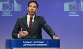 EU Commission spokesperson Thomas Regnier explains the multi-million fine imposed on Google at a press conference in Brussels on 23 July. (© picture alliance / AP Photo/Virginia Mayo)