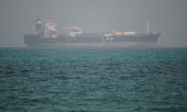 A liquefied gas tanker in the waters north of the Bab al-Mandab Strait. (© picture alliance / ASSOCIATED PRESS / Abdulnasser Alseddik)