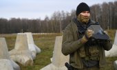 A Polish border guard stands at the Eastern Shield military fortification on the Polish-Russian border. The project is intended to strengthen defences along NATO’s eastern flank. (© picture alliance / NurPhoto / Aleksander Kalka)