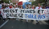 "We are young and we will not shut up" reads a banner at a demonstration in Paris on 13 October 2026. (© picture-alliance/MAXPPP / Julien Mattia / Le Pictorium)