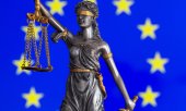 Mehr als 1.000 Seiten lang ist der aktuelle Rechtsstaatlichkeitsbericht der EU. (© picture alliance / CHROMORANGE / Udo Herrmann)