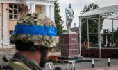 Ein ukrainischer Soldat vor der Lenin-Statue in Sudscha in der Oblast Kursk. (© picture alliance / abaca  Chubotin Kirill/Ukrinform)