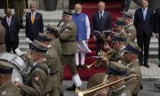 Indiens Premier Modi (links) mit seinem Amtskollgen Tusk am 22. August in Warschau. (© picture alliance/ASSOCIATED PRESS/Czarek Sokolowski)