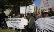 Des Chagossiens manifestent à Londres, le 7 Octobre : chassés de l'île de Diego Garcia sur laquelle ils vivaient, ils demandent à avoir leur mot à dire dans les négociations. (© picture alliance/ASSOCIATED PRESS/Kin Cheung)