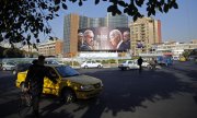 Auf diesem Banner im Zentrum Teherans werden US-Präsident Biden und Israels Premier Netanjahu als Kriegstreiber dargestellt. (© picture-alliance/Anadolu / Fatemeh Bahrami)