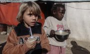 Kinder bei einer Essensausgabe im Gaza-Streifen. (© picture alliance / ZUMAPRESS.com  Omar Ashtawy)