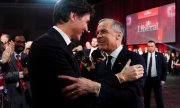 Le Premier ministre sortant encore en poste Justin Trudeau (à gauche) félicite son successeur à la tête du PLC, Mark Carney. (© picture-alliance / ASSOCIATED PRESS / Sean Kilpatrick)