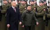 Karol Nawrocki and Volodymyr Zelensky at the welcoming ceremony marking the start of a state visit to Warsaw, 19 December 2025. (© picture alliance / ASSOCIATED PRESS / Czarek Sokolowski)