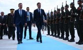 Nato Secretary-General Mark Rutte (centre) arrives in Ankara. (© picture alliance / Anadolu / Abdullah Guclu)