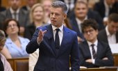 Prime Minister Péter Magyar in Parliament. (© picture alliance / NurPhoto / Balint Szentgallay)