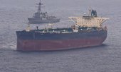 USS Rafael Peralta intercepts the Iranian-flagged oil tanker M/V Herby in the Arabian Sea. (© picture alliance / ZUMAPRESS.com / US Navy)