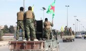 A convoy of Kurdish fighters in northern Syria. (© picture-alliance/Anadolu/Omer Alven)