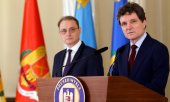 President Dan (right) introducing the prime minister-designate Luca Niculescu on Monday. (© picture-alliance/dpa)
