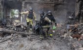 Recovery of a body following a rocket strike in Sloviansk on 15 October. (© picture alliance / Anadolu / Diego Herrera Carcedo)