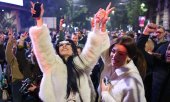 Celebrations on election night in Belgrade. (© picture alliance / AP Photo/Armin Durgut / Armin Durgut)