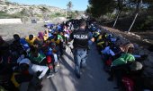 Flüchtlinge und Polizist auf Lampedusa. (© picture-alliance/ZUMAPRESS.com/Ciro Fusco)