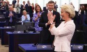 Von der Leyen yeniden seçilmenisi kutlarken: Gizli oylama yapılması ve kendi kampındaki şüpheciler dolayısıyla, çoğunluğu elde edip edemeyeceği son ana kadar belirsizliğini korudu. (© picture alliance/dpa / Philipp von Ditfurth)