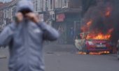 Göçmen karşıtı protestolarda çok sayıda polis yaralanırken, otomobiller ateşe verildi ve camlar kırıldı. (© picture alliance / empics / Owen Humphreys)