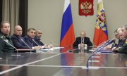 Президент Путин обсуждает ситуацию в Курске с представителями военного и силового аппарата, 12 августа 2024 года. (© picture alliance/Associated Press/Гавриил Григоров)