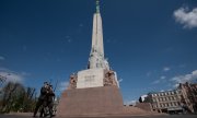 Zwei Soldaten marschieren vor dem Freiheitsdenkmal in Riga. (© picture alliance/dpa-Zentralbild/Stephan Schulz)