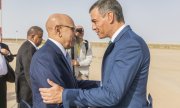 Sánchez with Mauritania's President Mohamed Ould Ghazouani. (© picture alliance / ASSOCIATED PRESS / Mauritanian Presidency)