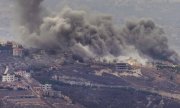 Libanesische Rettungskräfte suchen am 27. September in den Trümmern eines getroffenen Gebäudes in Nabatäa. (© picture alliance / Anadolu / Ramiz Dallah)