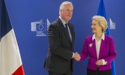 Michel Barnier, Brüksel'de Avrupa Komisyonu Başkanı Ursula von der Leyen ile birlikte, 13 Kasım. (© picture alliance / ZUMAPRESS.com  Wiktor Dabkowski)