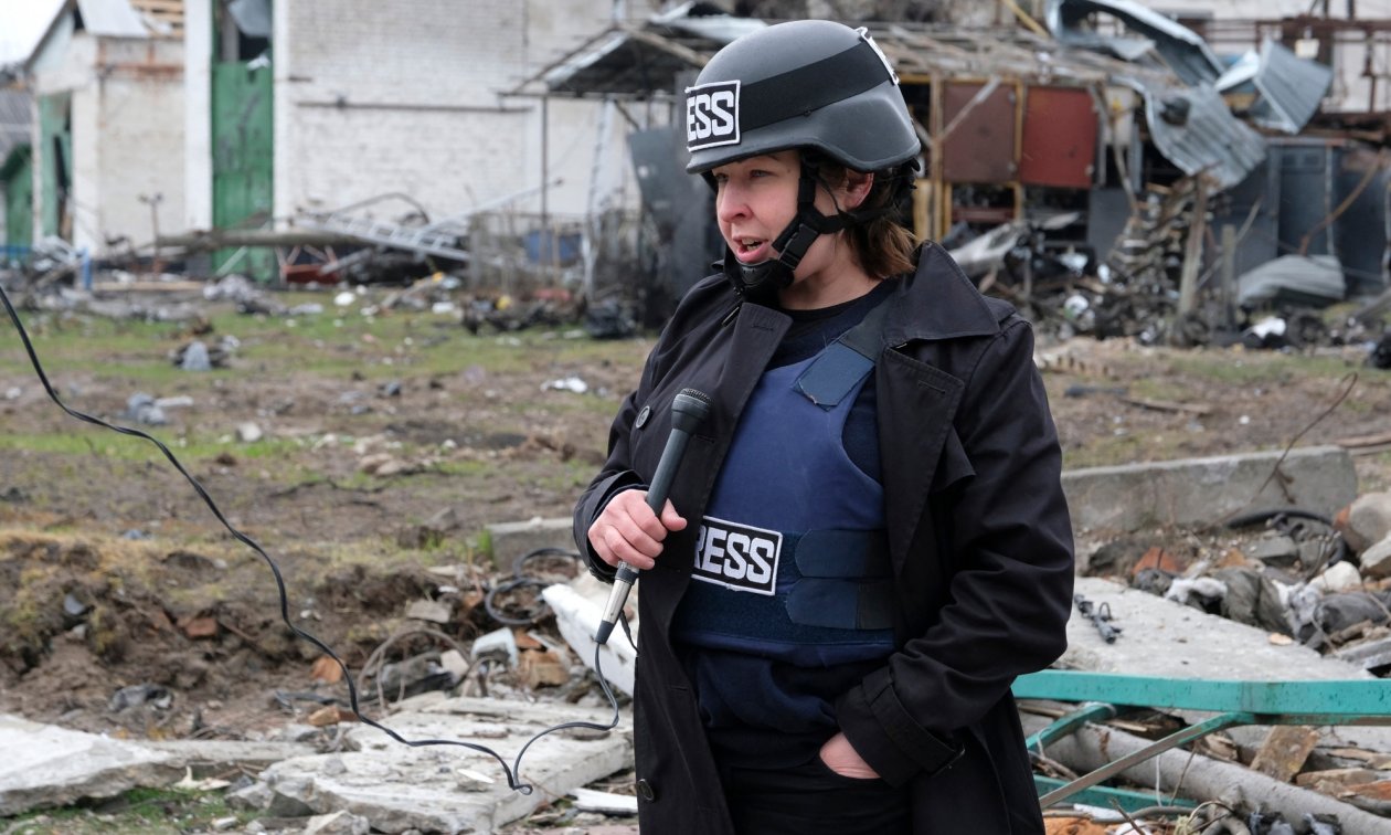 A journalist in Bucha after its recapture by the Ukrainian army in April 2022. (© picture alliance / abaca / Yaghobzadeh Alfred/ABACA)