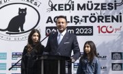 Rıza Akpolat am 4. Oktober 2023 bei der Eröffnung eines Katzenmuseums in Beşiktaş. (© picture alliance/AA/Berk Özkan)