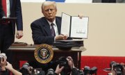 Le président américain, Donald Trump, signe des "executive orders", dans la salle Capital One Arena, à Washington, le 20 janvier. (© picture alliance/ASSOCIATED PRESS/Matt Rourke)