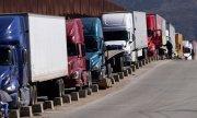 Lkw warten bei Tijuana an der mexikanischen Grenze zu den USA. (© picture alliance / ASSOCIATED PRESS / Gregory Bull)