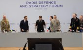 Macron (au centre) lors du 'Paris Defence and Strategy Forum', le 11 mars 2025. (© picture-alliance/Lafargue Raphael/ABACA)